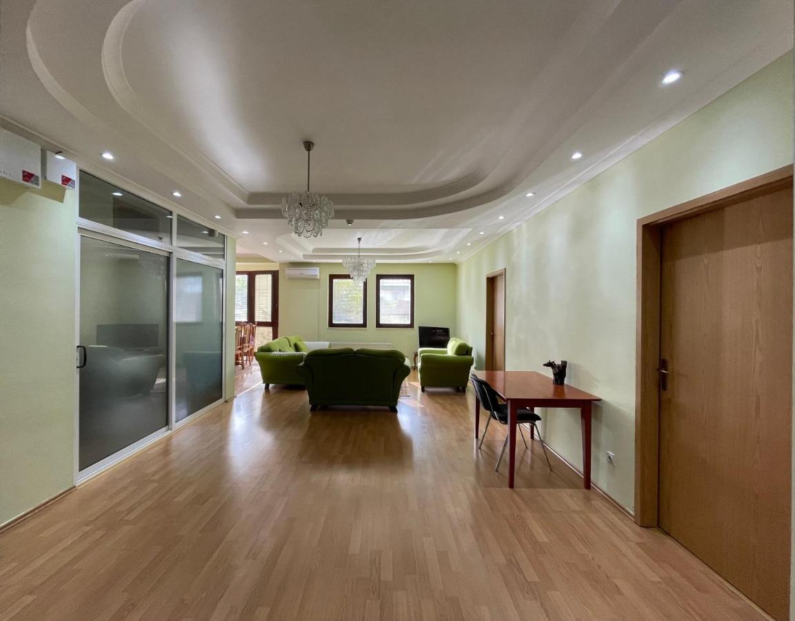 Huge Apartment With A Garden In The City Center Priștina Exterior foto