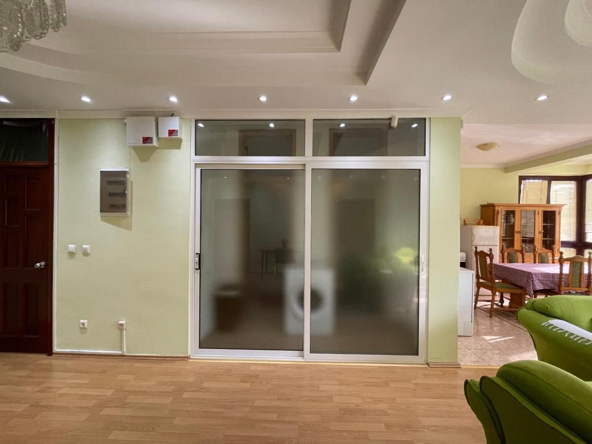 Huge Apartment With A Garden In The City Center Priștina Exterior foto